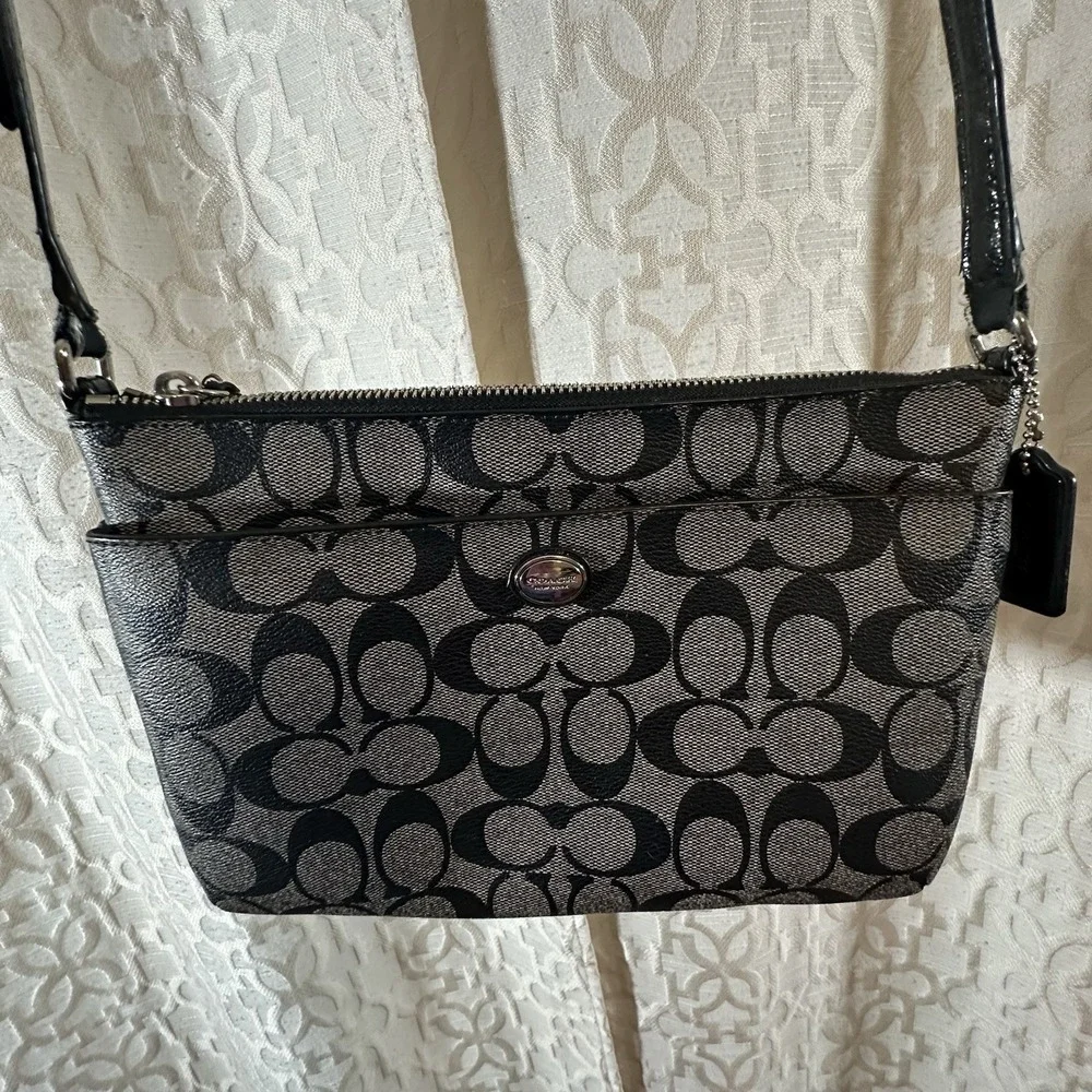 Coach Signature Logo Crossbody Black/Gray Silver Hardware Zip Top Lined F52175